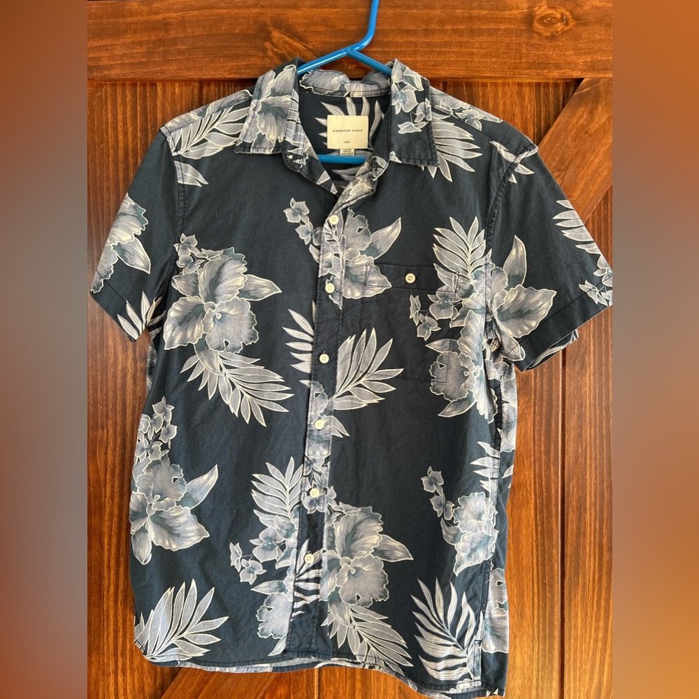 AMERICAN EAGLE Floral Print Short Sleeve Button Down